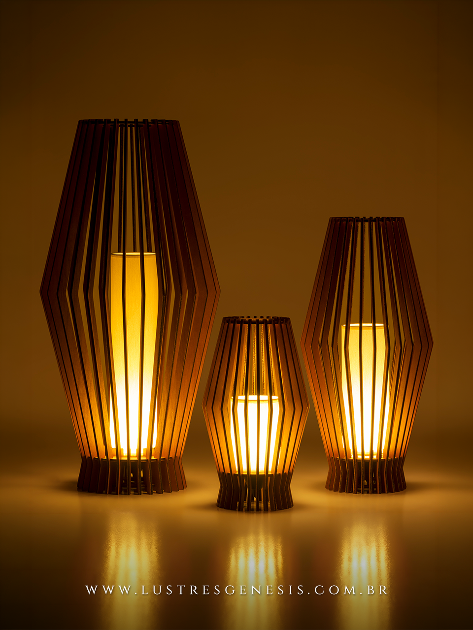 Luminária de chão Palmeira Ø32x64cm com acabamento em madeira imbuia, iluminando uma sala de estar moderna com sofá cinza, tapete felpudo e decoração de quadros na parede.